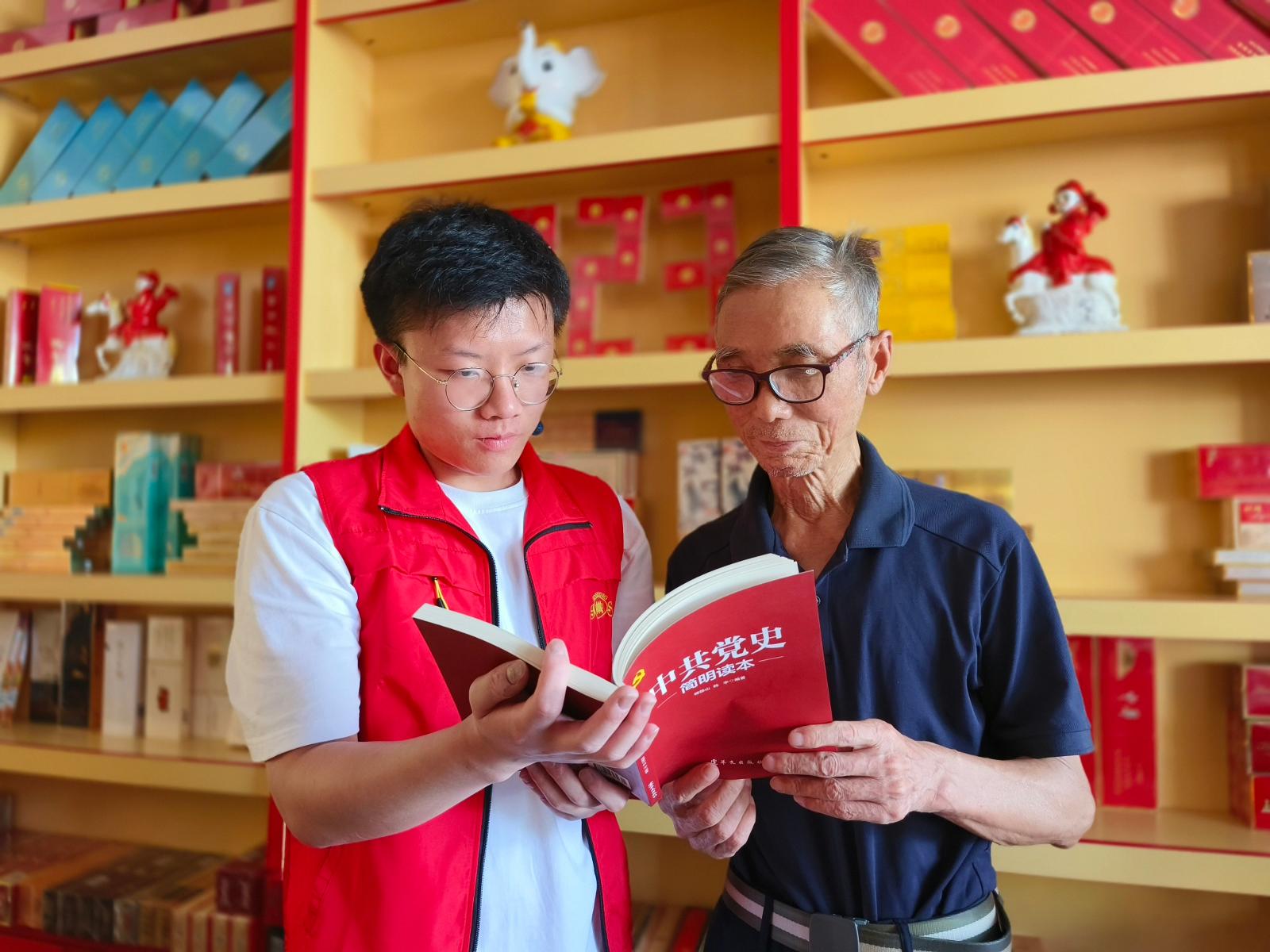 郑雨松正在和客户共读红色书籍.jpg